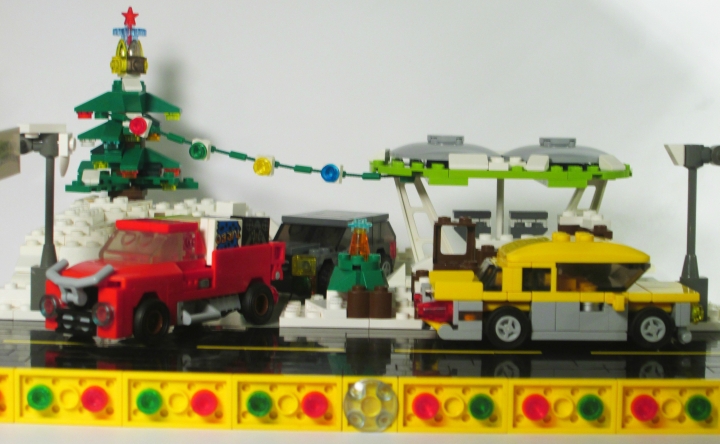 LEGO MOC - New Year's Brick 2014 - Развоз подарков: движение на бензоколонке: Оживлённое предновогоднее движение.