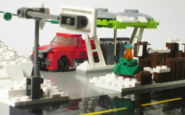 LEGO MOC - New Year's Brick 2014 - Развоз подарков: движение на бензоколонке: Кто это здесь притаился? Дед мороз едет порожняком - видать всё уже подарил!