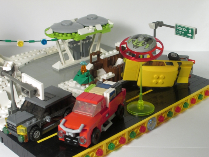 LEGO MOC - New Year's Brick 2014 - Развоз подарков: движение на бензоколонке: А сейчас - обещанный бонус: покушение на праздник! Пришельцы решили испортить землянам Новый год и оставить детей без подарков!