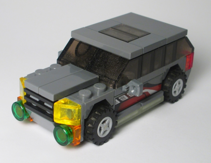 LEGO MOC - New Year's Brick 2014 - Развоз подарков: движение на бензоколонке: Тюнингованный кроссовер. Улучшения - новые туманки, раскраска, неон (тайлы с фосфором), люк в крыше.