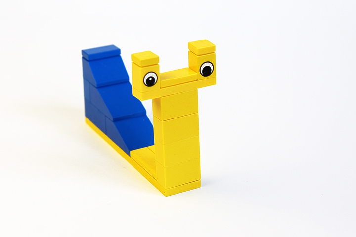 LEGO MOC - 16x16: Animals - Snail and Lion: Улитка Турбо даже соревновалась в гонках с машинками.