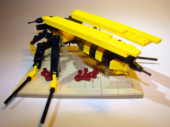LEGO MOC - 16x16: Animals - Wasp: А тут мы видим её жало. Неужели она почуяла опасность и сейчас нападёт на нас?!