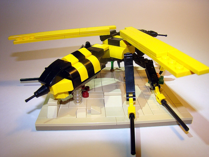 LEGO MOC - 16x16: Animals - Wasp: Бижим скорее, пока она не напала на нас!