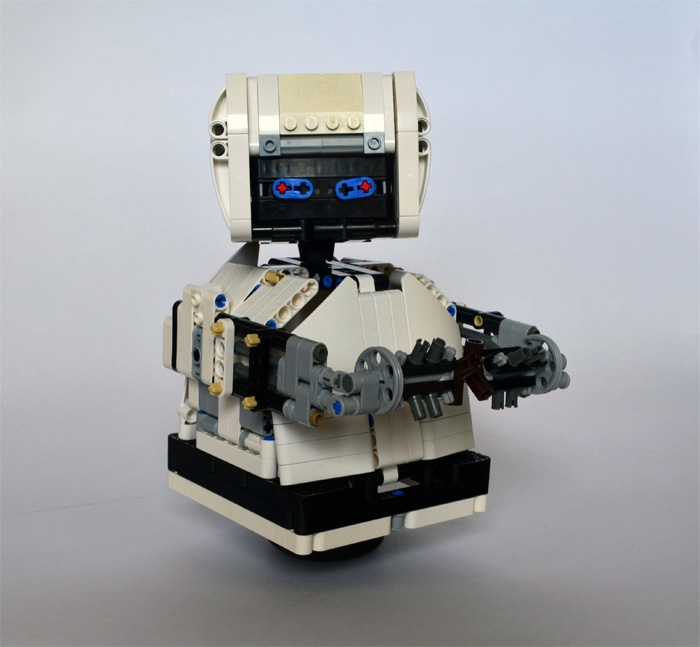 LEGO MOC - 16x16: Character - M-O (Microbe Obliterator) from 'Axiom': <br />
К сожалению не хватило белых деталей, чтобы сделать его полностью белым. Пришлось пользоваться Light bluish gray. 