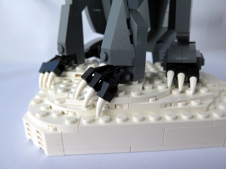 LEGO MOC - 16x16: Character - Ловись рыбка мала и велика!: Когти того и гляди ко льду примёрзнут.