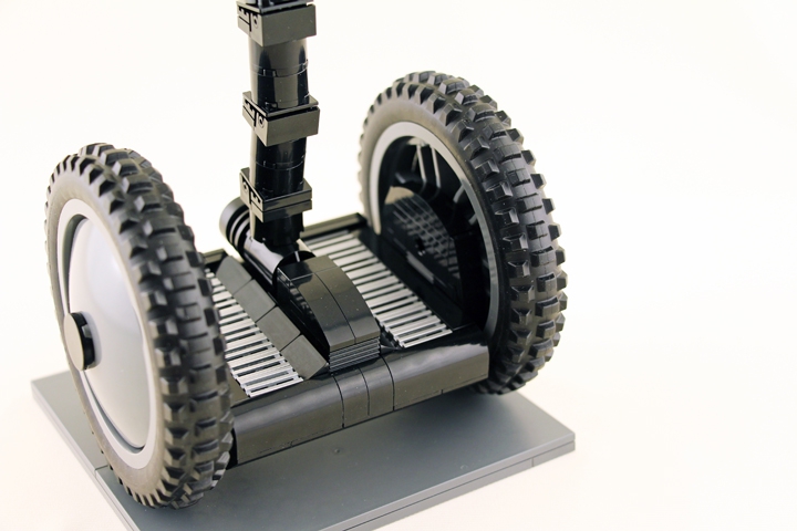 LEGO MOC - 16x16: Technics - Segway: Руление в первой модели происходит с помощью поворотной рукоятки, в новых моделях — качанием колонки влево-вправо.