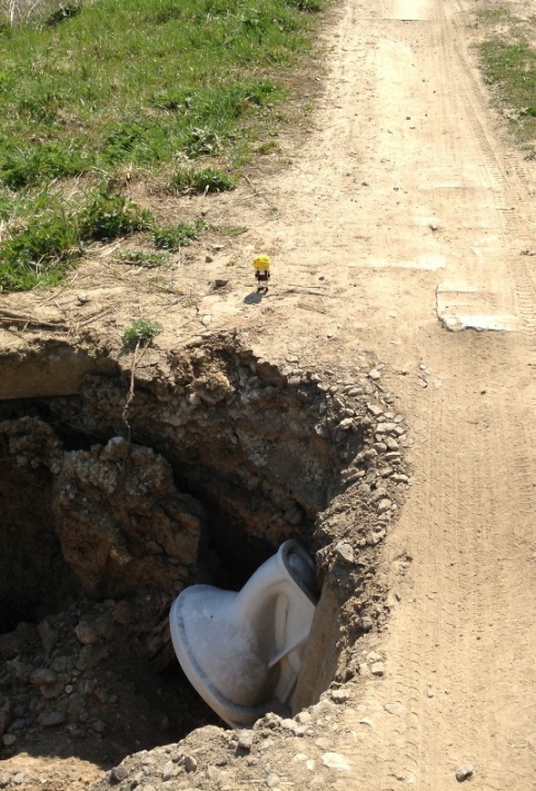 LEGO MOC - 16x16: Technics - Куколка Эля (постконкурсное приложение к работе 'Газовая плита 60-х годов'): Катапультируемся!!! Катапультируемся!!! катапультируемся!!! <br />
Пилот нажал кнопку на панели своей летающей тарелки и катапультировал Элю на унитазе.<br />
Посадка была жесткой, но вроде ничего не отвалилось. Хорошо, что Эли была сделана исключительно из оригинальных деталей LEGO)