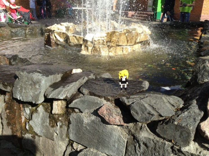 LEGO MOC - 16x16: Technics - Куколка Эля (постконкурсное приложение к работе 'Газовая плита 60-х годов'): Эля уснула и не замечала, что течение ручья все время ускоряется...<br />
Проснулась уже в падении. Ручей заканчивался водопадом у железнодорожного вокзала.<br />
-Как хорошо, что я сделана из LEGO, - в очередной раз тихо прошептала Эля.