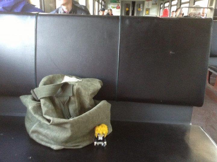 LEGO MOC - 16x16: Technics - Куколка Эля (постконкурсное приложение к работе 'Газовая плита 60-х годов'): Кассир Железнодорожного вокзала оказалась очень доброй женщиной, она сказала, что в электрических поездах для маленьких куколок бесплатный проезд и подсказала какой из поездов максимально близко приблизит Элю к её конкурсной работе.<br />
 <br />
 <br />
Конец первой части.<br />
 