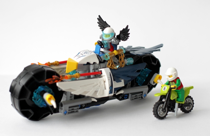 LEGO MOC - Mini-contest 'Lego Technic Motorcycles' - Мото-Орёл: Мото-Орёл намного крупнее  обычного мотоцикла, который рядом представлен для сравнения. 