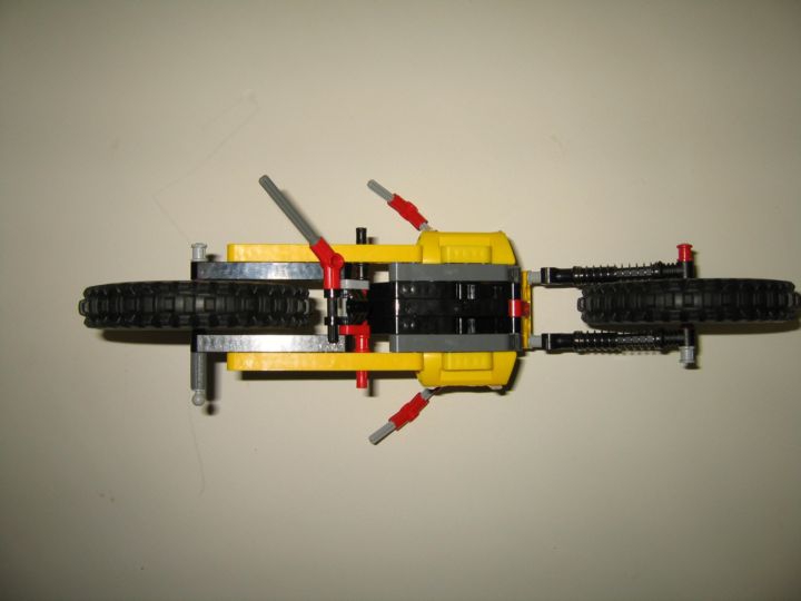 LEGO MOC - Mini-contest 'Lego Technic Motorcycles' - Лёгкий чоппер: Вид с низу в позе 'трюка'.