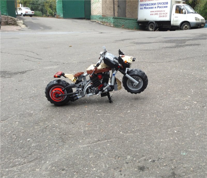 LEGO MOC - Mini-contest 'Lego Technic Motorcycles' - Rat Bike 'Raven': На таких мотоциклах не используются поворотники и зеркала заднего вида, эти мотоциклы капают маслом, жутко ревут, загрязняя едкими газами окружающую среду. Зачем тратить деньги на покрытие хромом деталей? Просто покрась свой байк матовой краской из баллончика и забей! (с)