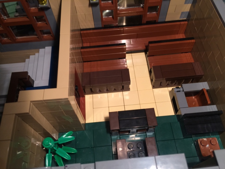 LEGO MOC - LEGO Architecture - Городская Ратуша: Зал суда с местами для стороны защиты и обвинения, допрашиваемых свидетелей, секретаря и собственно судьи