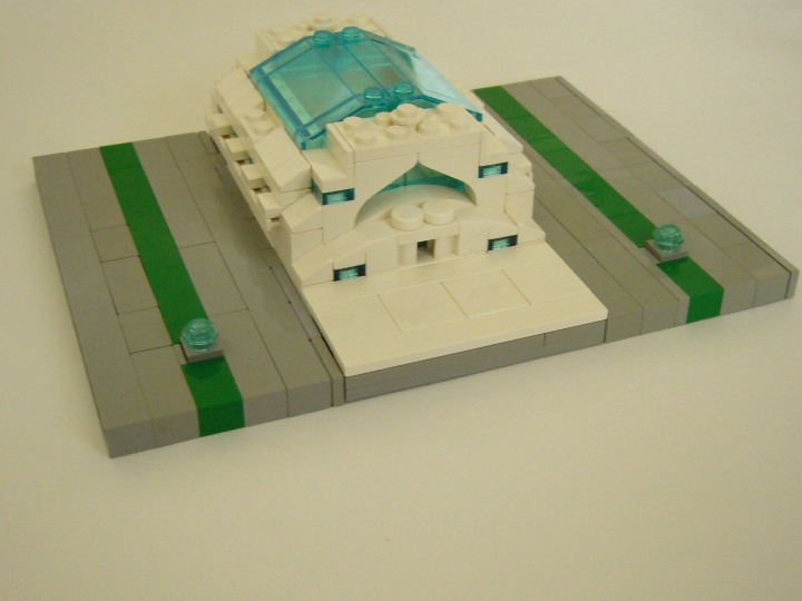 LEGO MOC - LEGO Architecture - Законодательная ассамблея объединенной космической корпорации: Общий вид здания. Как мы видим перед главным входом расположена площадка для космических кораблей. По бокам находятся куполы охраны, которая полностью подконтрольна ассамблее