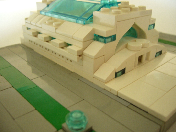 LEGO MOC - LEGO Architecture - Законодательная ассамблея объединенной космической корпорации: Сбоку можно увидеть маленькие окошки,-это кабинеты чиновников, которые работают над законами. Выше расположены стеклянные окна, оттуда открывается великолепный вид на, идеально, стриженый газон 