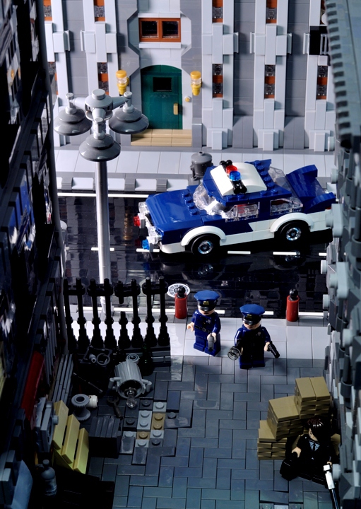 LEGO MOC - LEGO Architecture - NY streets: Приоткрытые ворота никогда не сулят ничего хорошего.