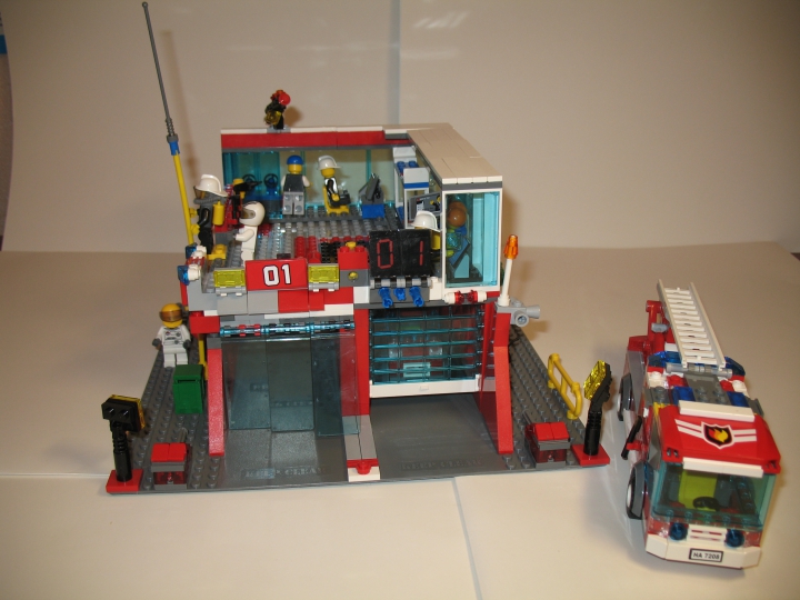 LEGO MOC - LEGO Architecture - Дом для пожарников: На первом этаже пожарной станции располагается гараж для автомобилей. 