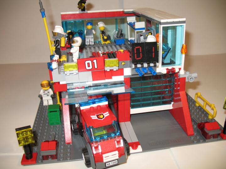 LEGO MOC - LEGO Architecture - Дом для пожарников: На втором этаже у пожарников расположены пульты управления станцией и зона отдыха.