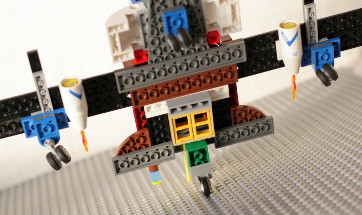 LEGO MOC - LDD-contest '20th-century military equipment‎' - Небольшая армия 20-го века.: Снизу люк для бомб,пулемёты      <br />
и турбины.