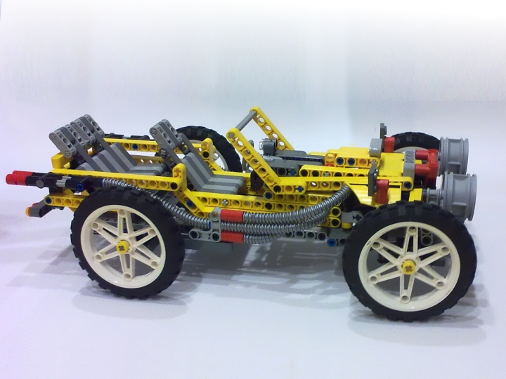 LEGO MOC - Technic-contest 'Car' - Retro Racer: Прямоточная выхлопная система позволяет двигателю развить максимальную мощность.