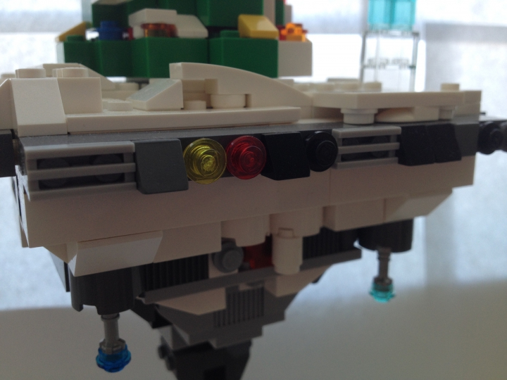 LEGO MOC - New Year's Brick 3015 - Новый год в облаках: Вид спереди. Тут расположены магнитные устройства удерживающие снег на платформе во время движения.