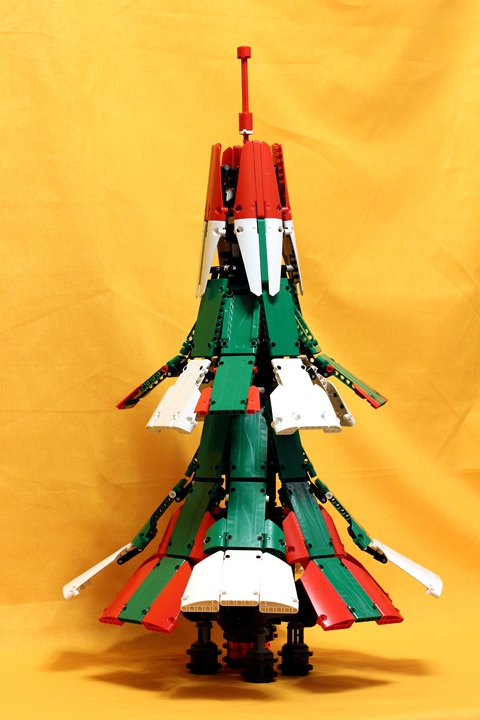 LEGO MOC - New Year's Brick 3015 - Космический корабль класса 'Ель': Поскольку на Земле может оказаться атмосфера, корабль оснащен тепловыми дефлекторами, предохраняющими кабину пилотов от перегрева.