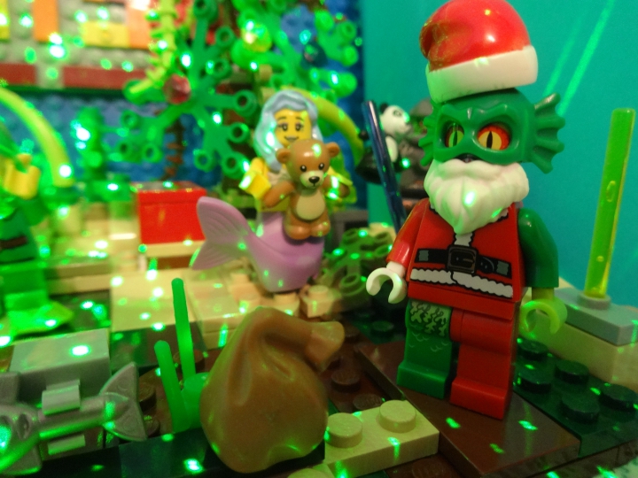 LEGO MOC - New Year's Brick 3015 - Подводная страна встречает Новый год. : Дед Мороз 3015 года выглядел очень необычно. Он был болотным монстром и были оборваны штанина и рукав, но он всё равно любил с добротой дарить подарки. 