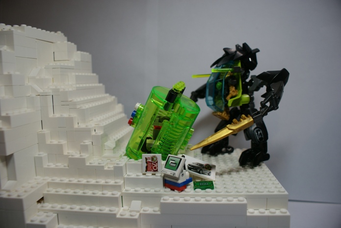 LEGO MOC - New Year's Brick 3015 - 3015-ый, привет из 2015 года: Упавшая 'капсула времени' и подбежавший к ней Homo Robot