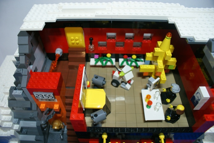 LEGO MOC - New Year's Brick 3015 - 3015-ый, привет из 2015 года: Первый этаж (тамбур, гостиная, лестница вниз и лестница, ведущая в спальню)