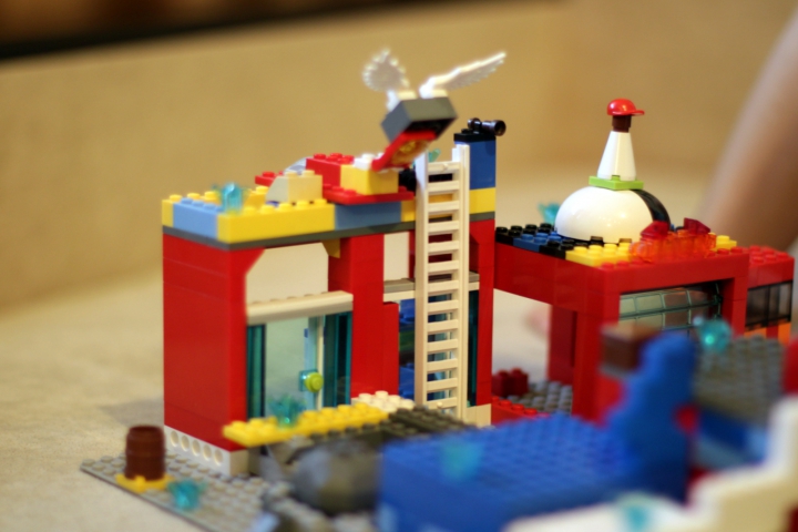 LEGO MOC - New Year's Brick 3015 - Новый год на Меркурии.: Дом построенный из жаропрочного материала. В этом доме спальня.