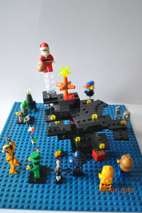 LEGO MOC - New Year's Brick 3015 - Киборги и Новый год: Все собрались около елки из нанохвои и ждут Деда Мороза.
