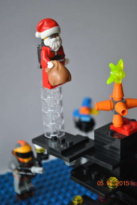 LEGO MOC - New Year's Brick 3015 - Киборги и Новый год: Дед Мороз аккуратно приземляется на елку, он принес с собой подарки, которых все очень ждали.