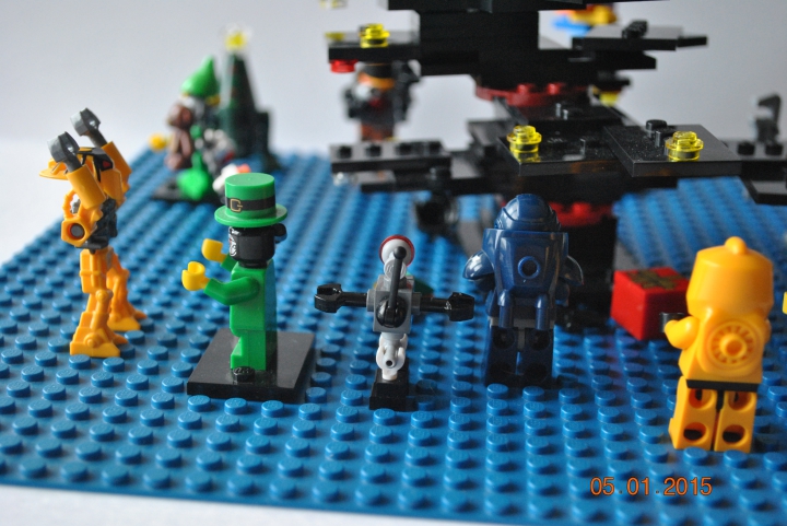 LEGO MOC - New Year's Brick 3015 - Киборги и Новый год: Все рады встрече с ним и поздравляют друг друга с Новым 3015 годом!