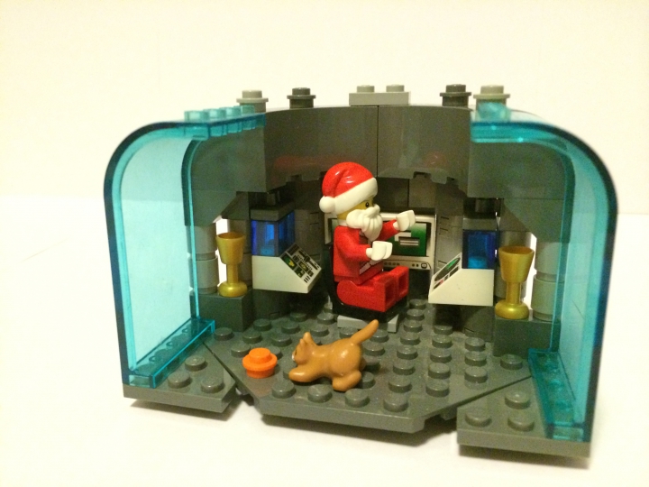 LEGO MOC - New Year's Brick 3015 - Отдел получения писем с других планет: Санта Клаус читает письма, а его кот Санчес играет с клубком из проводов.