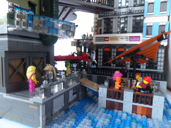 LEGO MOC - New Year's Brick 3015 - Празднование Нового года в городе будущего: Кто-то предпочитает новогодней ёлке барную стойку, и отправляется на нижний уровень.