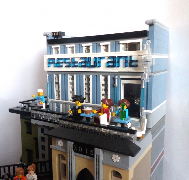 LEGO MOC - New Year's Brick 3015 - Празднование Нового года в городе будущего: Другие же отмечают праздник в ресторане, наверху.