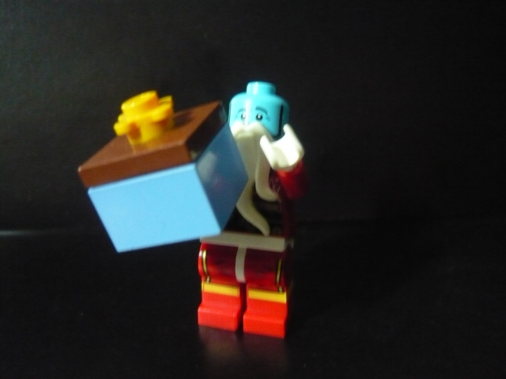 LEGO MOC - New Year's Brick 3015 - Новый 3015 Год: встречаем вместе!: А вот и Дедушка. Он больше на инопланетянина смахивает, хотя подарки все равно приносит :-)