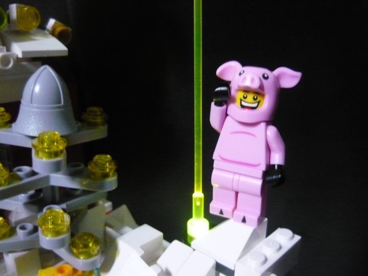 LEGO MOC - New Year's Brick 3015 - Новый 3015 Год: встречаем вместе!: Парниша в костюме свинки - не случайно. Можно вычислить, что 3015 год, будет годом свиньи :-) 
