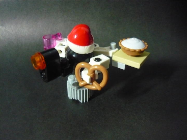 LEGO MOC - New Year's Brick 3015 - Новый 3015 Год: встречаем вместе!: Одна из частей работы - робот, продающий еду, тортик, крендельки, чашки с кофе :-) На него нацеплена Новогодняя шапочка, что придает праздничное настроение, хоть на дворе 3015 год, а традиции остались. И еще, не смотрите на серую деталь - она служит подставкой, потому что робот, не смог сам удержаться. На самом деле, он 'парит' в воздухе, благодаря прозрачной детальке.
