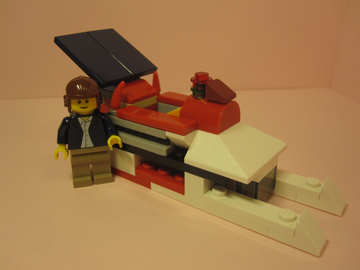 LEGO MOC - New Year's Brick 3015 - Почтовые Новогодние Сани: Пилот возле своего вездехода