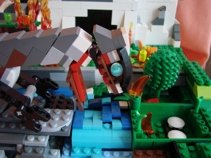 LEGO MOC - Jurassic World - Пожар!: Велоцирапторы не зря считаются одними из самых сообразительных динозавров. Мама не растерялась и бросилась спасать своих деток. 