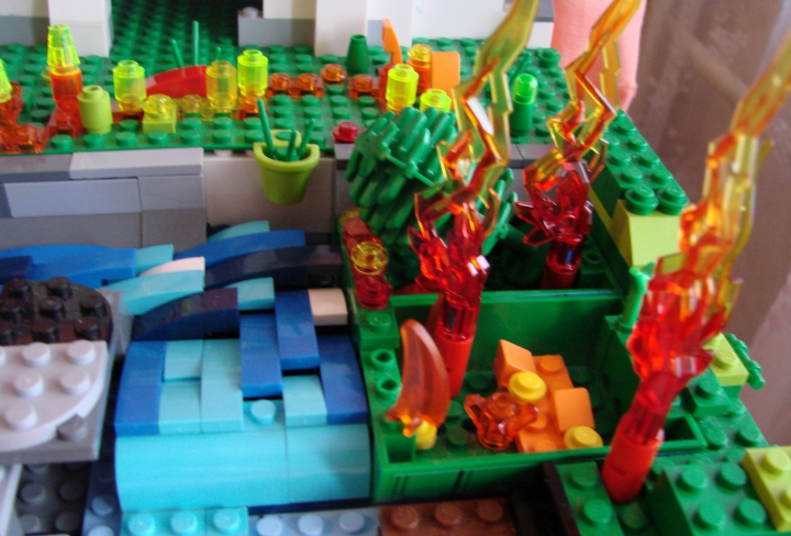 LEGO MOC - Jurassic World - Пожар!: И вовремя! Через несколько минут огонь добрался и до гнезда. 