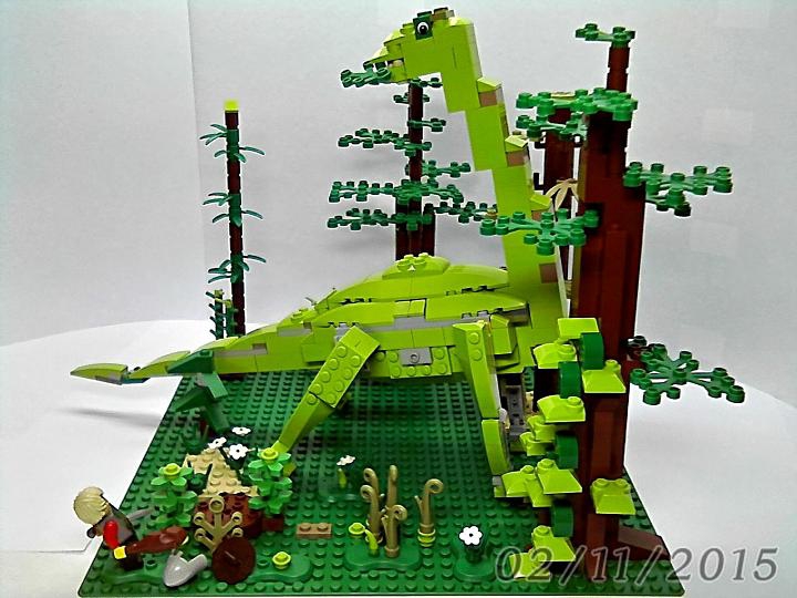 LEGO MOC - Jurassic World - Трагическая былина о зауроподе: Вдруг, откуда ни возьмись... Доносится странный писк: '-Так вот ты какой, северный змей-Горыныч?! Отведай-ка силушки...'