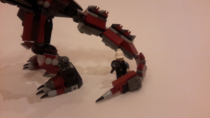 LEGO MOC - Jurassic World - Корнотавр. : Любопытный учёный(чёрт знает как, там оказался) исследует взрослую особь 'с хвоста'