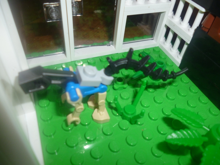 LEGO MOC - Jurassic World - Клетка раптора.: А вот и раптор! Настроен он явно не дружелюбно...
