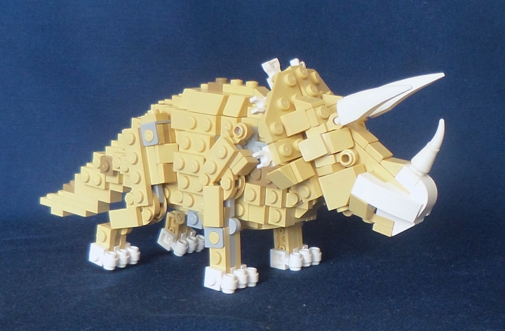 LEGO MOC - Jurassic World - Встреча с трицератопсами: Мать- трицератопс<br />
Оригинал, думаю, всем знаком, так что предоставлять не обязательно).