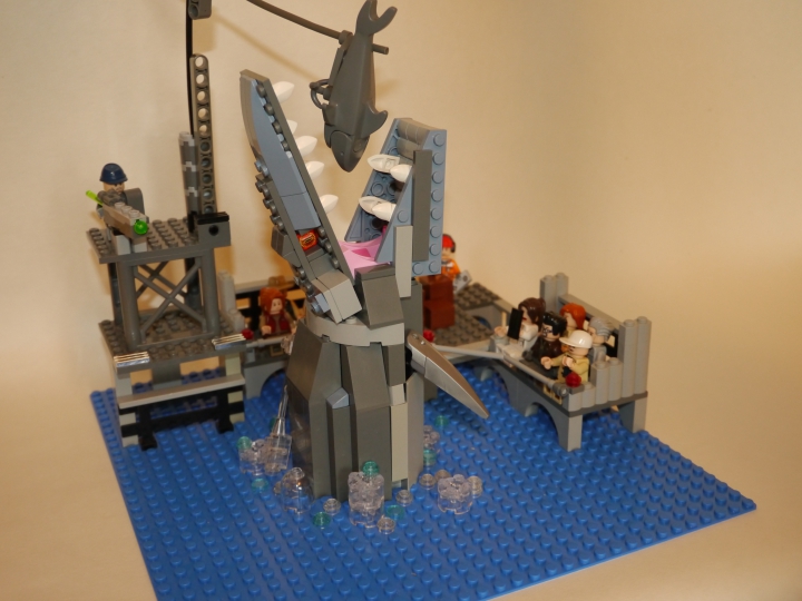 LEGO MOC - Jurassic World - Внимание, лего-мозазавр!: Общий вид на водную арену аквапарка.