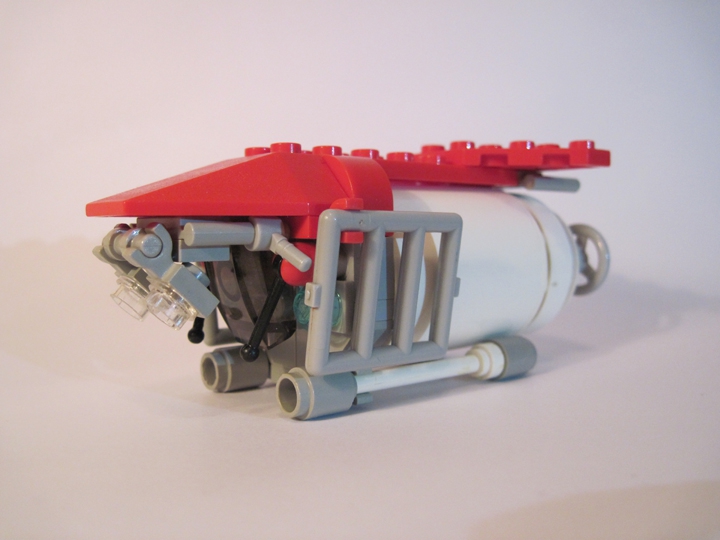 LEGO MOC - Submersibles - Глубоководный обитаемый аппарат 'Мир-3': Дополнительная внешняя рамная конструкция обеспечивает защиту от ударного воздействия снаружи.