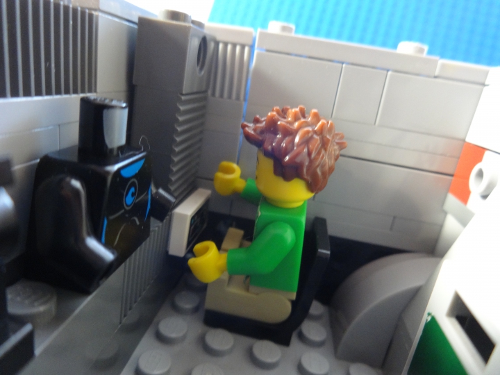 LEGO MOC - Submersibles -  Глубоководный исследовательский батискаф: Четвёртый человек отвечает за механическую руку.