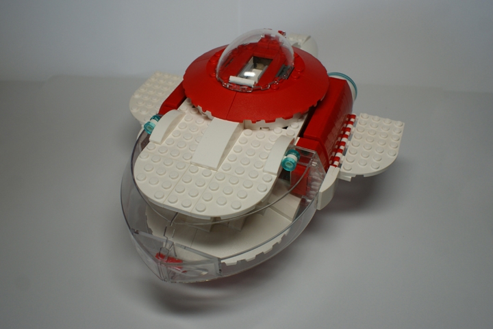LEGO MOC - Submersibles - Грузовая подводная лодка CS-R32: В верхнем модуле расположены каюты и компьютер управления